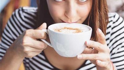 «تحفز إنتاج هرمون الأنوثة».. فوائد وأضرار فنجان القهوة على صحة النساء  