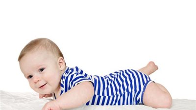 أهمها الاستلقاء على البطن.. خطوات تساعدك في تطوير مهارات طفلك الرضيع للزحف