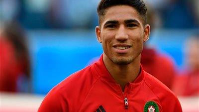 نهاية بارّة.. أشرف حكيمي يقبّل رأس والدته بعد الفوز