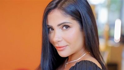 نشرة «هير فاشون»| منى زكي بإطلالة هادئة.. درة بالبرتقالي.. نجلاء بدر بمكياج جذاب