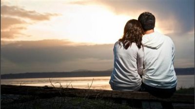 بعيدًا عن الرومانسية.. «يقلل الألم ويقوي المناعة» فوائد الحضن في الشتاء  