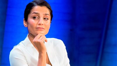 نادية نديم تتلقى نبأ وفاة والدتها على الهواء