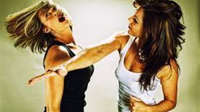 لقنت ضرتها علقة موت في حلوان.. والأمن يتحرك