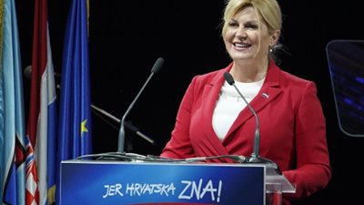 رئيسة كراوتيا السابقة بقميص منتخب بلادها في شوارع قطر