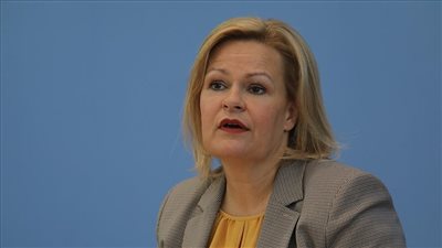 نانسي فيزر تخالف قواعد كأس العالم وترتدي شارة المثليين