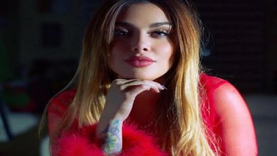 عارضة أزياء تشوق حارس مرمى بليلة لا تنسى