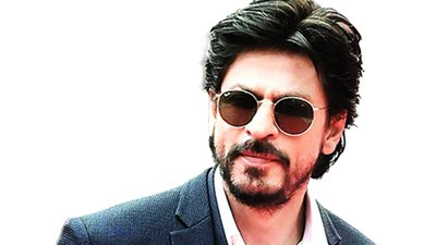 شاروخان يؤدي العمرة في مكة المكرمة وصوره بملابس الإحرام تثير الجدل| فيديو