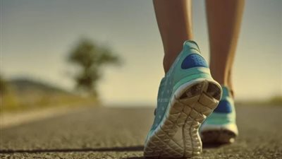 تقوية الساقين .. دراسة بريطانية تكشف فوائد «المشي للخلف»