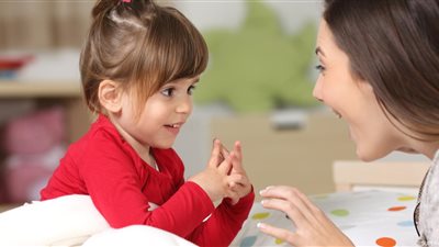 بـ 3 طرق بسيطة.. ساعدي طفلك على تعلم الكلام واللغة بسرعة