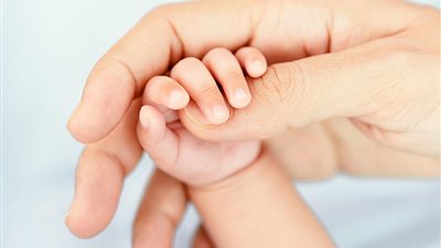 «فيديو مستفز».. ممرض معصوب العينين يركب كانيولا لرضيع