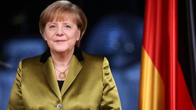 سر ظهور أنجيلا ميركل مكبلة اليدين.. صور