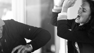 سيدة تُلقن شريكها «علقة موت» بسبب أرباح «الزبالة»