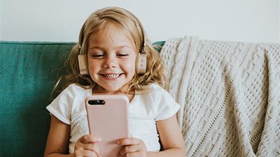 ما الوقت المناسب لتعرض طفلك لشاشة الموبايل؟