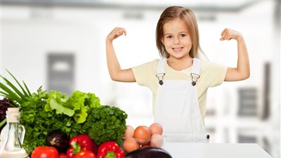 أم تسأل: طفلي يأكل بمزاجه ولا يستجيب لطعامي.. إليكِ الرد