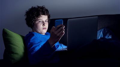 كيف تحمين أطفالك من تحديات السوشيال ميديا؟