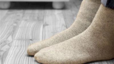 «الأزهر للفتوى» يوضح أحكام ومبطلات المسح على الخفين والجوارب في أيام الشتاء الباردة