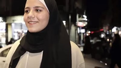 فتاة تعاني من نوبات ضحك حتى الإغماء.. فيديو