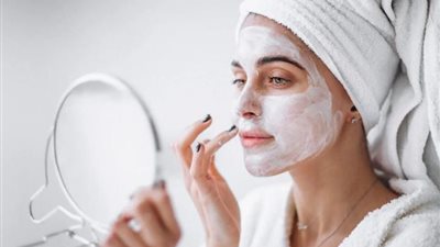 منها الطماطم وقشر البرتقال.. وصفات طبيعية لتفتيح البشرة الدهنية 