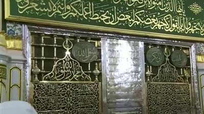 «الإفتاء» تحسم الجدل حول المسح على قبور الأنبياء والصالحين وتقبيلها