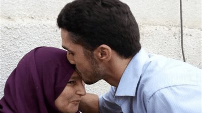 تفسير حلم «بوسة على الرأس» للمتزوجة والحامل والعزباء