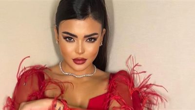 نشرة «هير فاشون»| أسماء جلال بالريش.. دينا فؤاد بالأخضر.. هيدي كرم بالجامبسوت