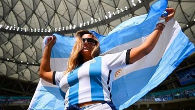 من عاشقات ميسي إلى بنات السامبا.. الجمال اللاتيني يتألق في قطر