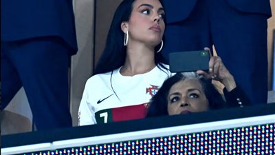 إطلالات أنقية لجورجينا صديقة كريستيانو رونالدو بعلم البرتغال