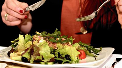 احذري من الطعام خارج المنزل.. يُهددك بالالتهاب والحساسية