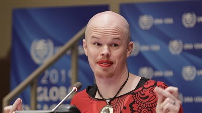 فضيحة في البيت الأبيض.. طرد مسؤول أمريكي «متحول» بعد سرقة متعلقات نسائية| صور