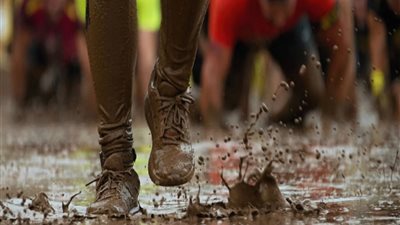 هل تصح الصلاة بالثوب المتسخ بسبب طين المطر؟ «الأزهر» يجيب