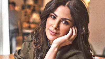 بعد إعلان صبا مبارك تجربتها.. فنانات نجحن في أداء دور المذيعة