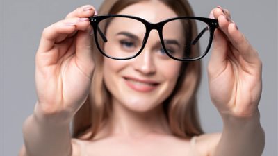 «العدسات مشبرة».. 5 حيل لمنع تكون الضباب على نظارتكِ في فصل الشتاء