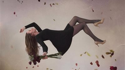 امرأة تنجو من الموت بعد سقوطها من ارتفاع 4000 متر