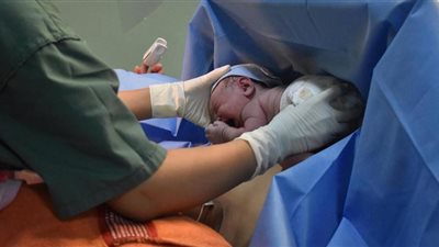 سخرية كبيرة من طبيب بعد ولادة قاصر 3 توائم