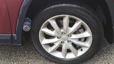 ما حقيقة فائدة ترك زجاجة مياه على إطار السيارة عند السفر؟