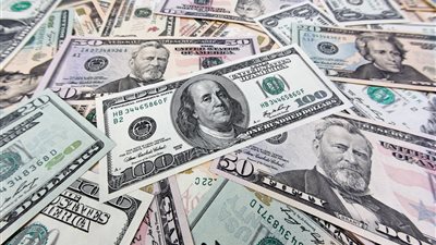 أسعار الدولار اليوم السبت في البنوك ومحلات الصرافة