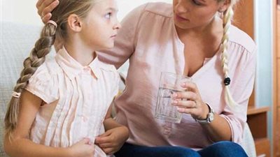 ما سبب ألم الجنب لدى الطفل؟.. طبيبة تجيب