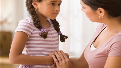 في آلام الجنب.. 5 علامات تنذرك بضرورة زيارة طبيب طفلك