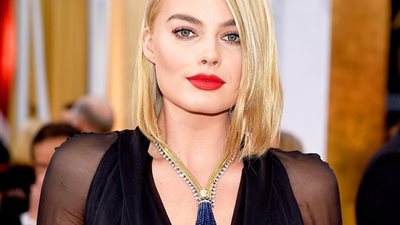 فستان جريء يبرئ مارجو روبي من تهمة المثلية الجنسية.. صور