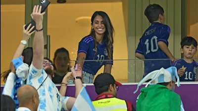 وصلة رقص صديقة ميسي تشعل المدرجات بعد تتويج الأرجنتين بكأس العالم