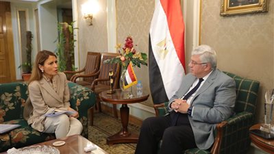 نوريا سانز تبحث دعم المرأة المصرية في مجال العلوم