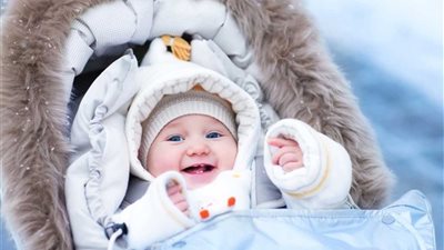 كيف يمكنك اختيار الملابس الشتوية المناسبة لحماية طفلك من البرد؟ 