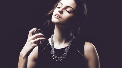 4 أسماء عطور نسائية فرنسية فخمة لشتاء 2023