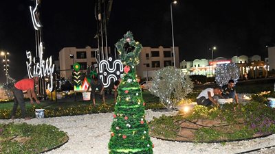 أشجار عيد الميلاد تزين ميادين شرم الشيخ استعدادا لـ«الكريسماس»