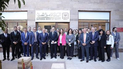 البنك الأهلي يفتتح وحدته المصرفية المزدوجة بالجامعة الأمريكية بالقاهرة الجديدة