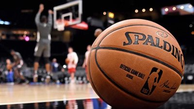 مذيعة تتعرض لموقف مرعب أثناء مباراة لكرة السلة (فيديو) 