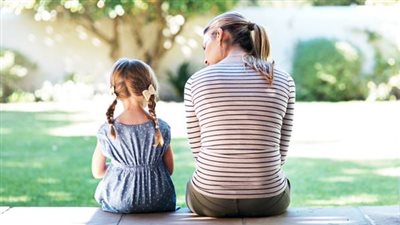 كيف تميز الأم بين تأخر اللغة والكلام؟