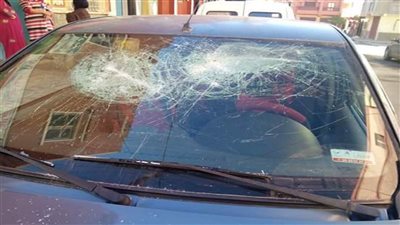 حكاية سيدة المقطم.. حطمت سيارتين واحتجزت جارتها وخلعت ملابسها في الشارع