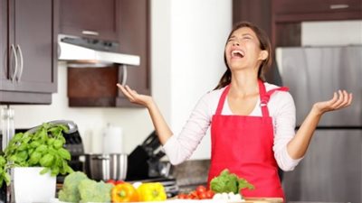 دراسة تكشف أسباب حرص النساء على أعمال المنزل بعكس الرجال