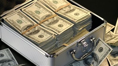 مع ارتفاع الدولار.. مفاجأة في الرقم المسموح بدخوله من العملة الخضراء في المطار